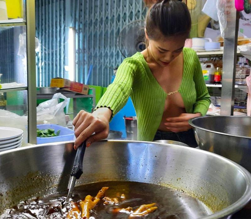 Dường như đây là trang phục được các chủ cửa hàng lăng-xê nhiệt tình bên Thái.