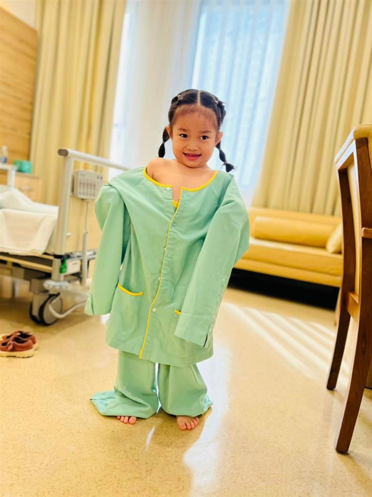 Tình trạng con gái Lê Dương Bảo Lâm sau ca mổ lần 2-1