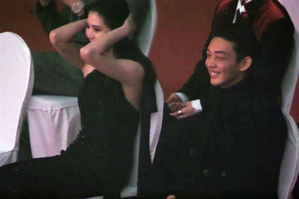 Fancam giữa Han So Hee và Yoo Ah In tại AAA 2021 gây sốt-5