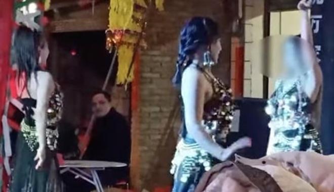 Đám tang toàn hot girl mặc sexy, nhảy nhót tưng bừng gây sốc-2