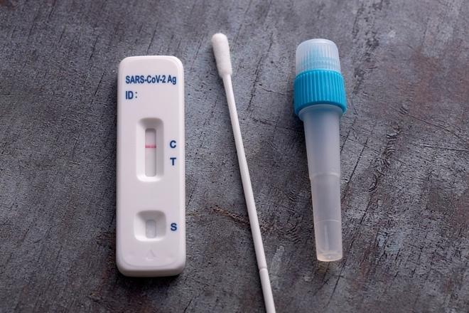 Thanh niên ngố chọc que thử thai vào mũi lấy dịch test Covid-19-9