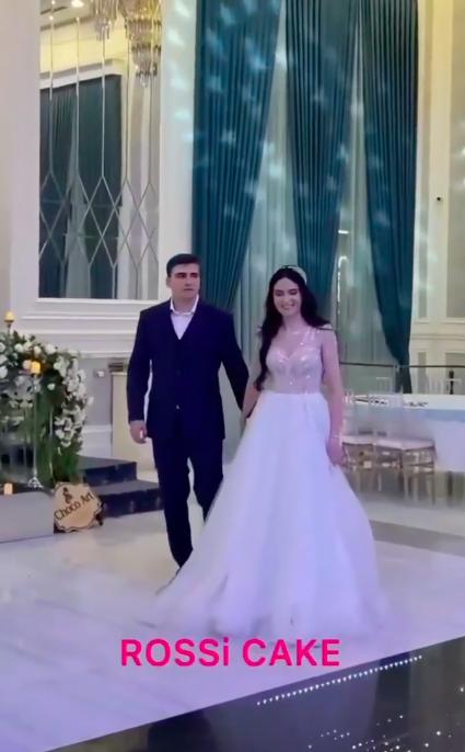 Phục vụ làm đổ bánh cưới 7 tầng, 2 phút sau có cú twist không ngờ-2