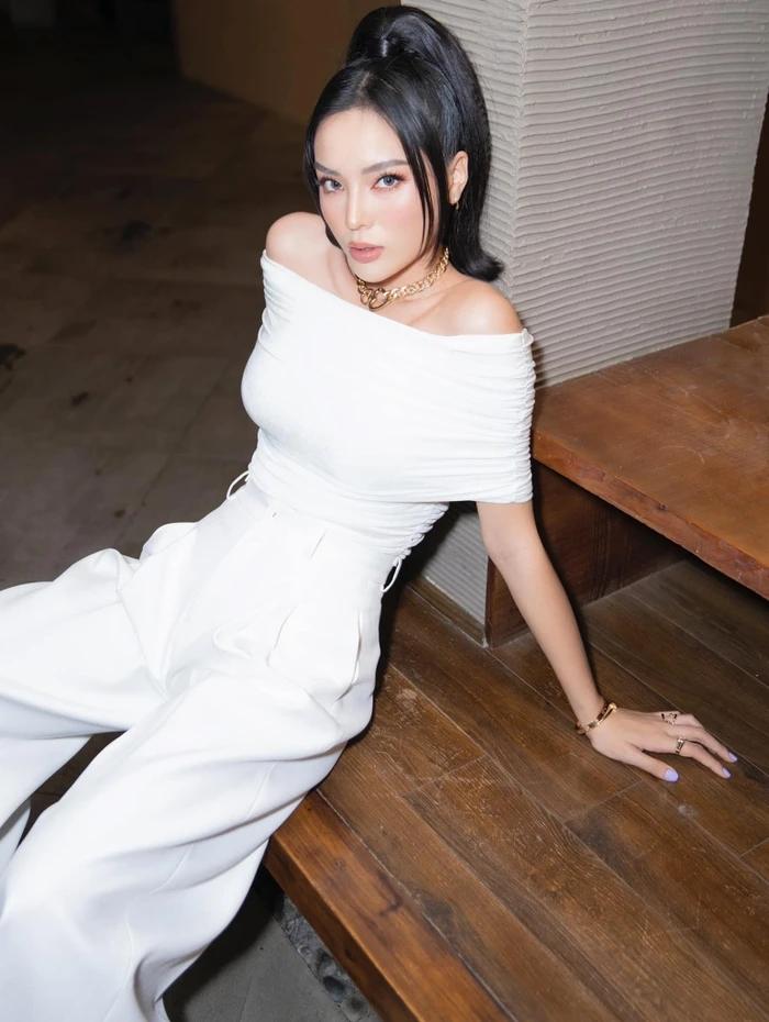 Tiểu Vy đụng độ Kỳ Duyên, một set đồ 2 số phận khác biệt-7