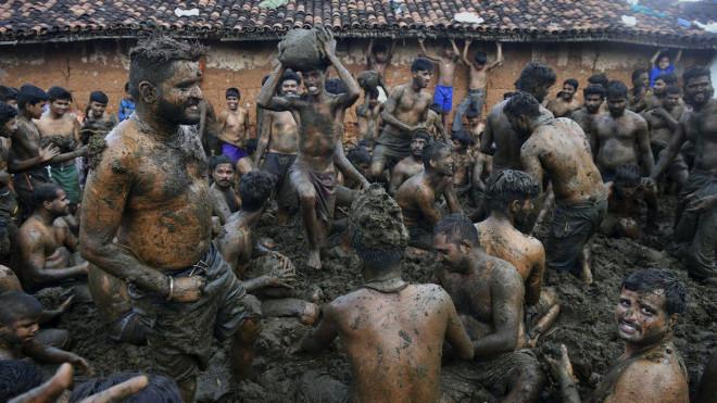 Lễ hội ném phân bò kỳ lạ ở Ấn Độ-1