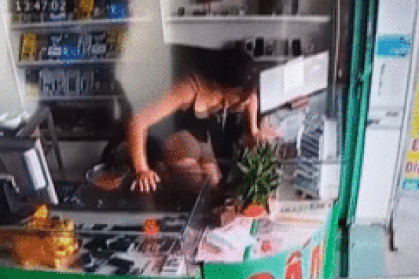 Clip: Rợn người bác sĩ kéo ra con sán dài 6m từ miệng bà cô ở Sơn La-2