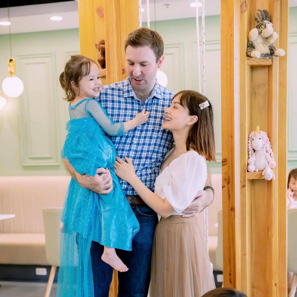 Con gái Lan Phương buồn rười rượi khi thấy mẹ khóc trong phim-4