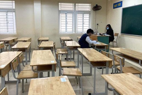 Bức ảnh nhiều cảm xúc: Chỉ 1 học sinh đến lớp tại trường THPT ở Hà Nội-1