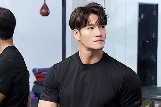 Kim Jong Kook kiểm tra doping vì bị nghi cơ bắp 'giả'