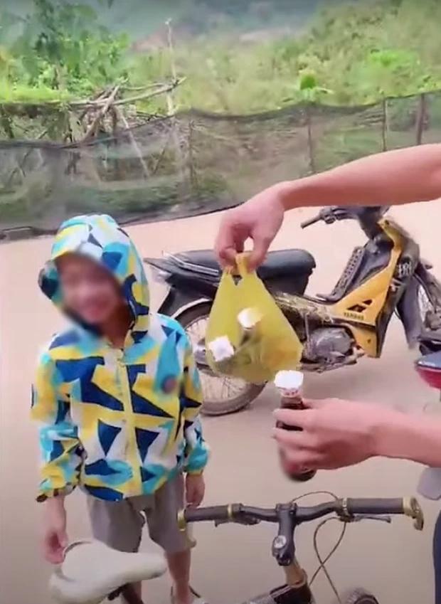 Nhờ con trai mua xì dầu, cu cậu hăm hở mang về nhìn muốn ngã-1