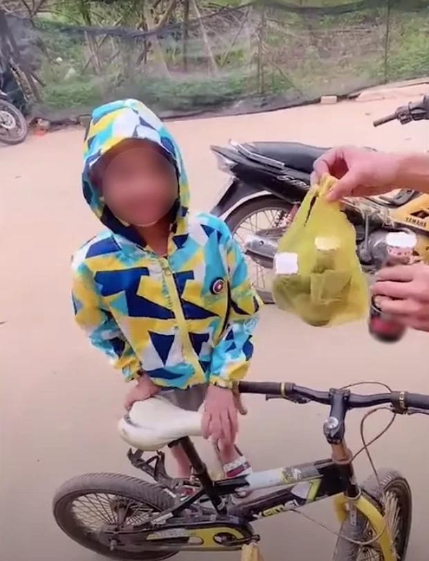 Nhờ con trai mua xì dầu, cu cậu hăm hở mang về nhìn muốn ngã-2