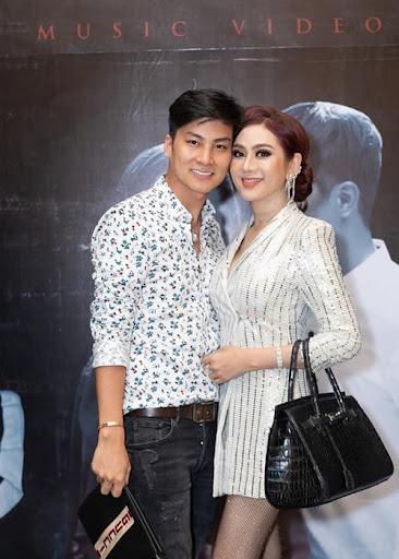 Dù là sự kiện hay đời thường, Lâm Khánh Chi luôn khéo léo lựa chọn trang phục đồng điệu cùng ông xã.