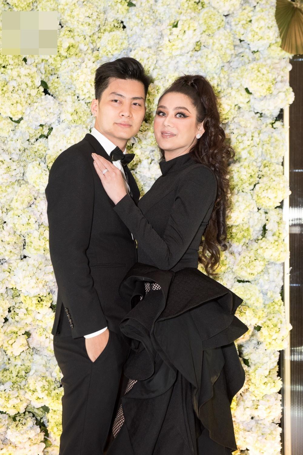 Trong khi Phi Hùng diện suit đen cổ điển lịch lãm thì nữ ca sĩ tôn dáng với đầm đen.