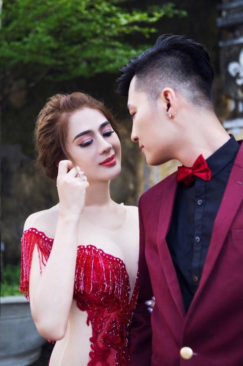 Trên trang cá nhân, anh chia sẻ: "Kể từ hôm nay Phi Hùng và Khánh Chi quyết định chia tay. Và kể từ nay không còn liên quan nhau nữa, lý do thì... ai cũng tự hiểu trong lòng.

Giấy thì không gói được lửa. Mọi cố gắng chỉ là bằng thừa trước mặt người ta. Mọi việc liên quan đến Khánh Chi, mọi người vui lòng liên hệ trực tiếp nhé, tôi không liên quan nữa".