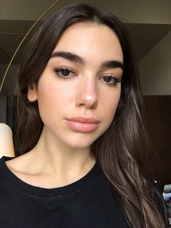 Chiêu skincare độc lạ cho da căng bóng của Dua Lipa-2
