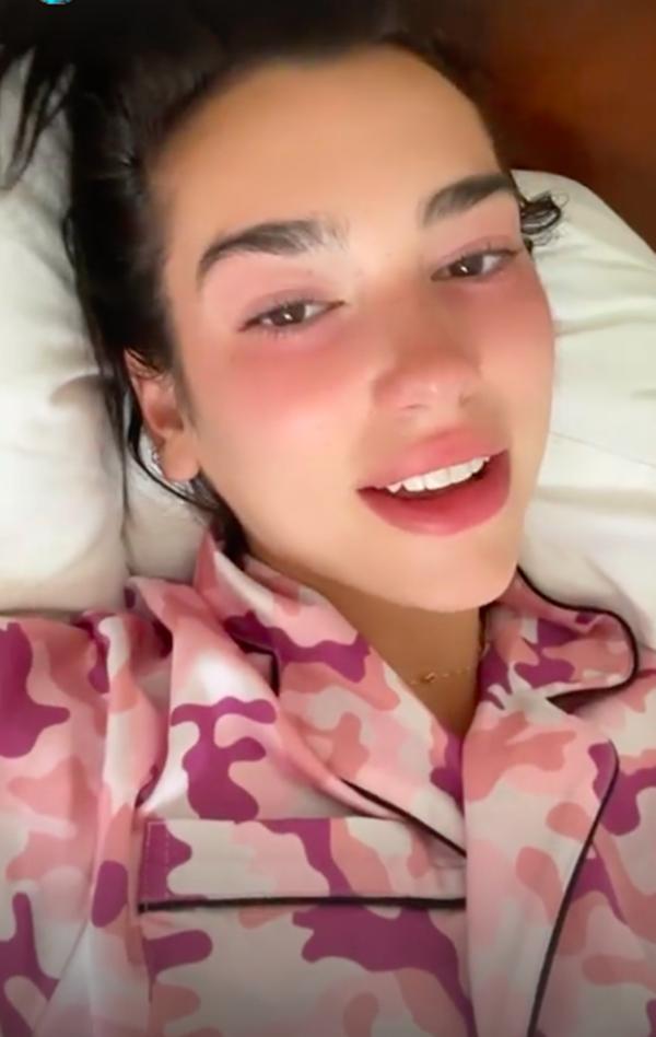 Chiêu skincare độc lạ cho da căng bóng của Dua Lipa-3