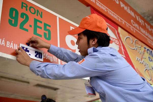 Giá xăng giảm mạnh nhất trong vòng 21 tháng-1