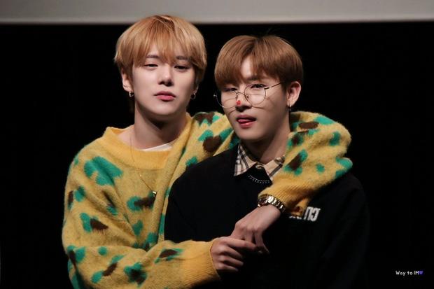 Vô tư vỗ vào chỗ hiểm ngay trên sân khấu, idol Kpop bị ném đá thậm tệ-5