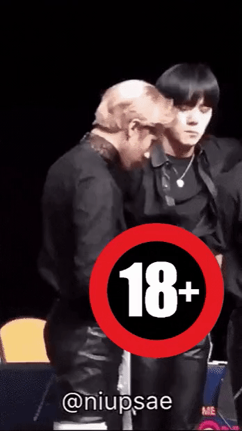 Vô tư vỗ vào chỗ hiểm ngay trên sân khấu, idol Kpop bị ném đá thậm tệ-2