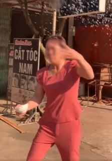 Đầu tháng bị đòi nợ, bà cô tức tối mang gạo muối ra rắc đuổi thẳng cổ-1