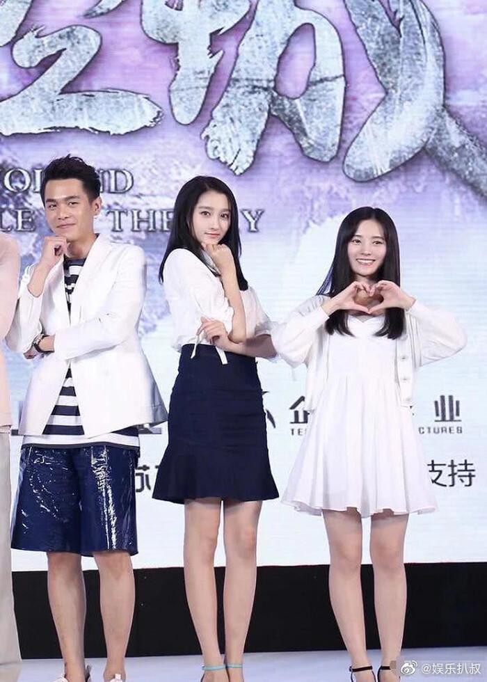 Quan Hiểu Đồng đọ sắc dàn mỹ nhân Cbiz, thua là chính?-8