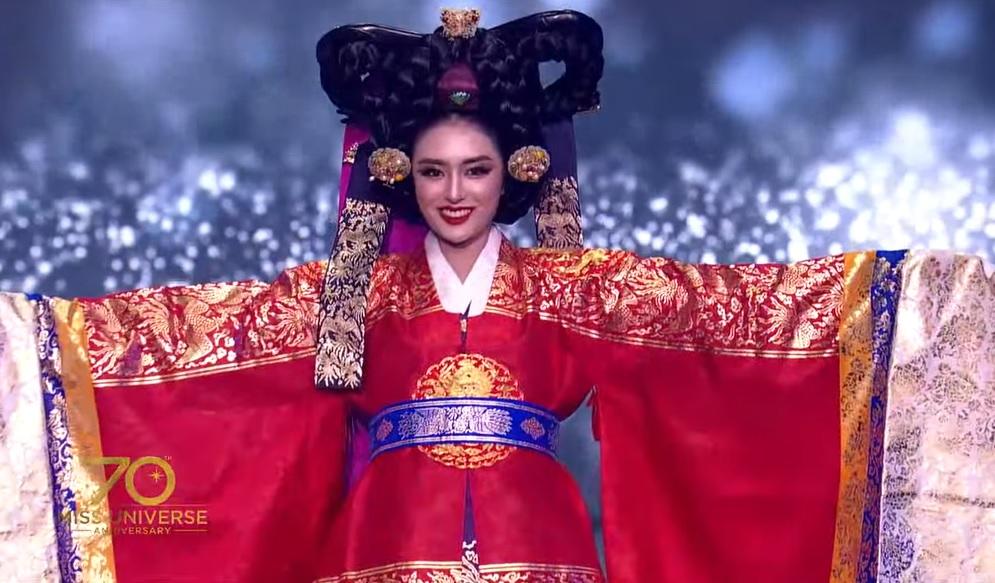Kim Duyên diễn quốc phục xuất sắc tại Miss Universe 2021-14