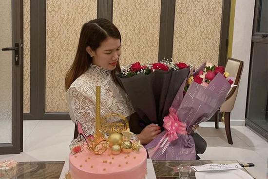 9x mở tiệc mừng bỏ chồng thành công, nhiều người khen: Đúng đắn!