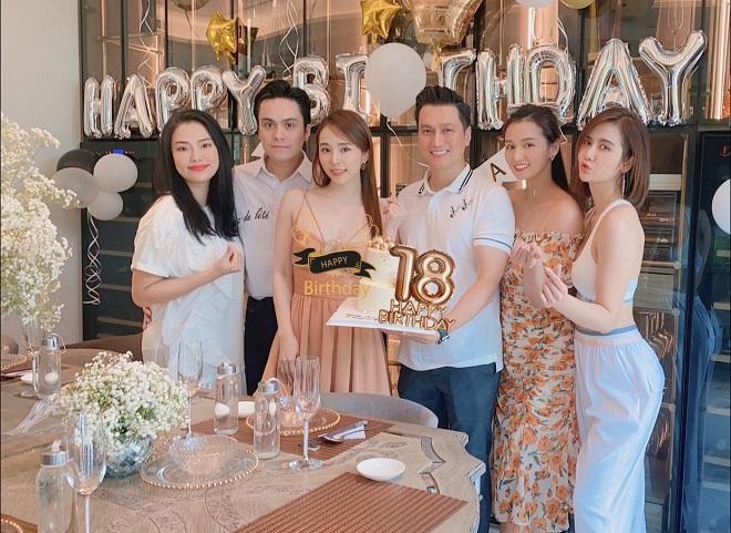 Quỳnh Nga khoe vòng 1 nặng trĩu, ai cũng chú ý người đàn ông bên cạnh-4