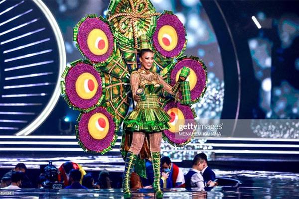 Cười bò anh chàng xin bánh tét khi Kim Duyên diễn trang phục dân tộc-5