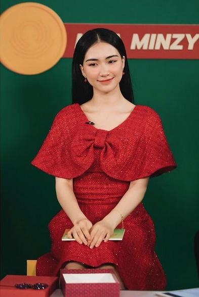 Sao đẹp: Đỗ Thị Hà diện áo dài rau má - Hòa Minzy vừa đỏ vừa thơm-4