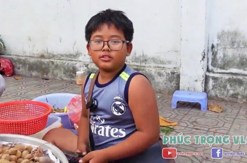 2 bố con bệnh tật, mẹ bỏ đi, bé trai 8 tuổi phơi mặt bán me bán ốc-2