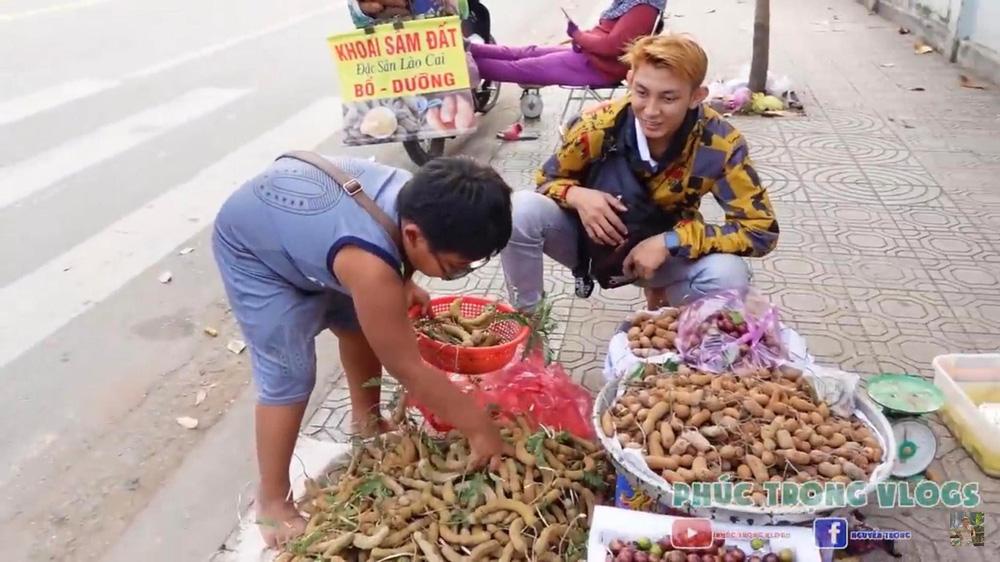 2 bố con bệnh tật, mẹ bỏ đi, bé trai 8 tuổi phơi mặt bán me bán ốc-3