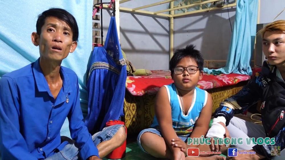 2 bố con bệnh tật, mẹ bỏ đi, bé trai 8 tuổi phơi mặt bán me bán ốc-4