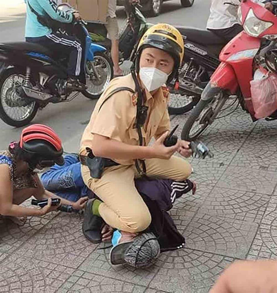 CSGT khống chế kẻ dùng dao đâm hai 2 phụ nữ bị thương-1