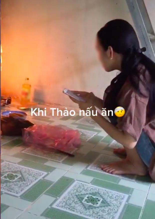 Lửa đang cháy phừng phực, cô gái vẫn tỉnh queo bấm điện thoại-2