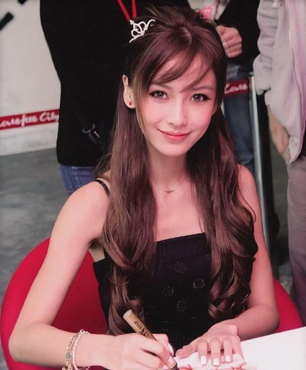 Sở hữu nhan sắc lai, Angela Baby được khen xinh như búp bê với gương mặt nhỏ nhắn cùng đôi mắt to tròn.