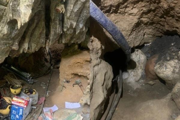 Gần 100 người tìm kiếm 2 nạn nhân mất tích khi đào vàng ở Bắc Kạn-1
