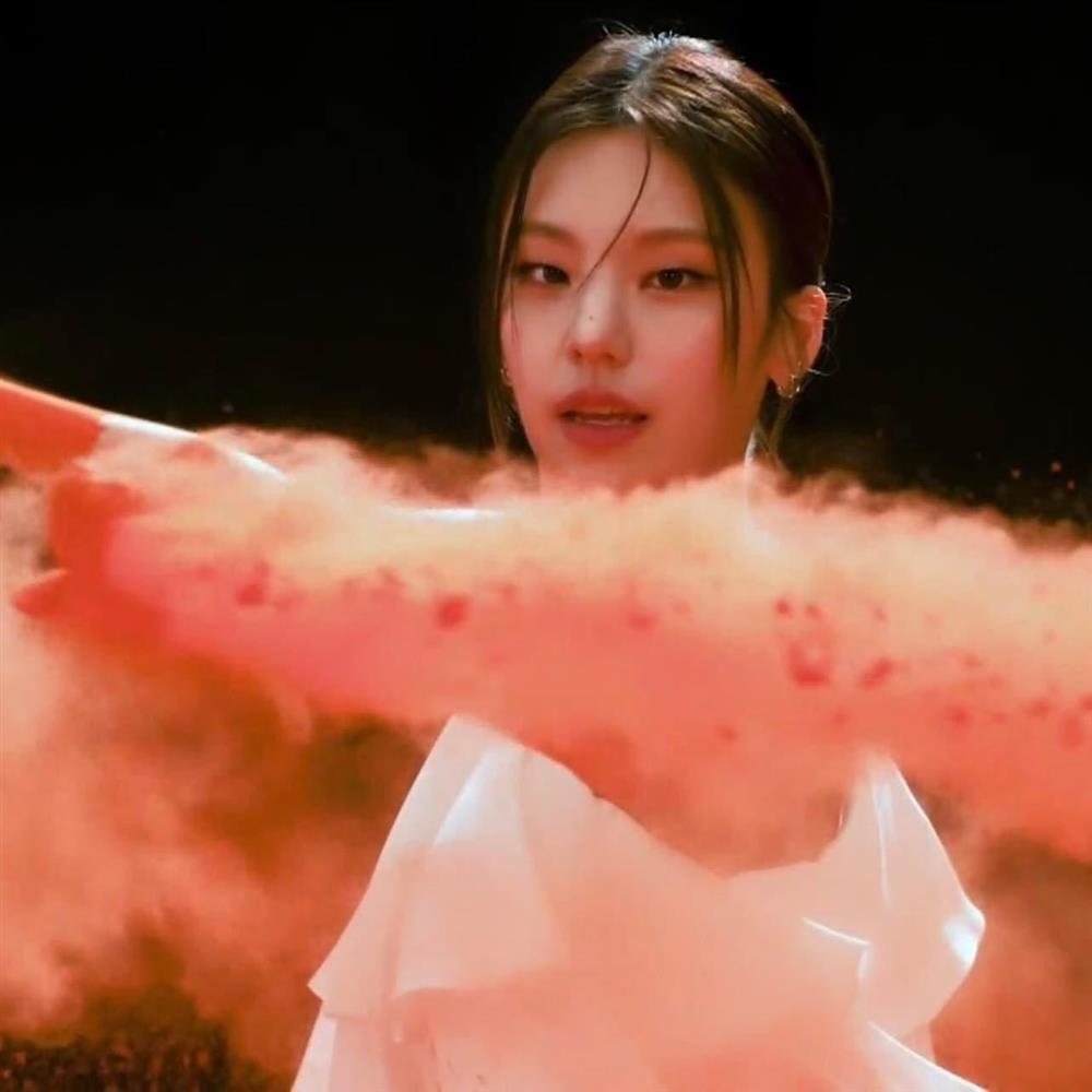 So kè kỹ năng nhảy tại MAMA, ITZY Yeji được khen hết lời, Karina bị chê cứng đờ-7