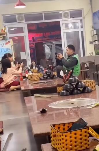 Cha shipper gửi con ở quán ăn để chạy cuốc khiến dân mạng xót xa-1