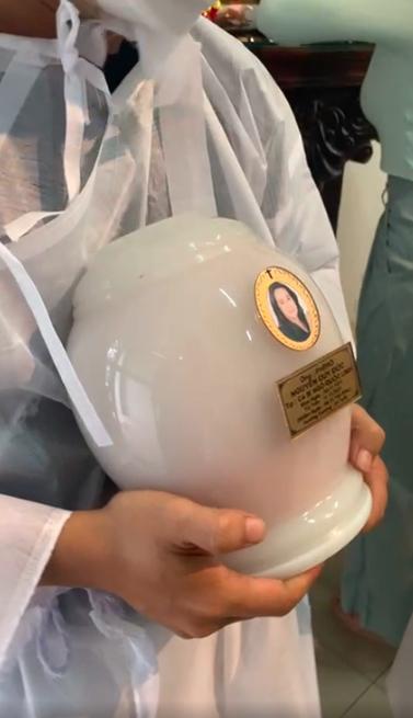 Bà xã đau buồn, con trai ôm tro cốt của ca sĩ Ngô Quốc Linh về nhà-2