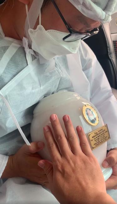 Bà xã đau buồn, con trai ôm tro cốt của ca sĩ Ngô Quốc Linh về nhà-6