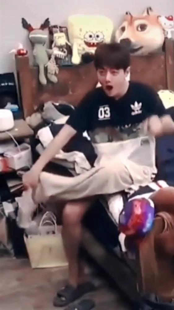 Tiêu Chiến lộ khoảnh khắc không mặc quần vẫn hát đam mê-2