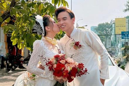 Một chàng trai bất ngờ đính hôn, loạt sao Việt tưng bừng chúc