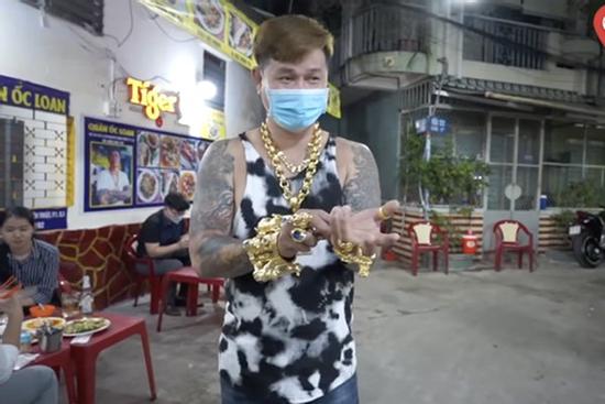 Tranh cãi dữ dội chủ tiệm ốc đeo 116 cây vàng giá 7 tỷ