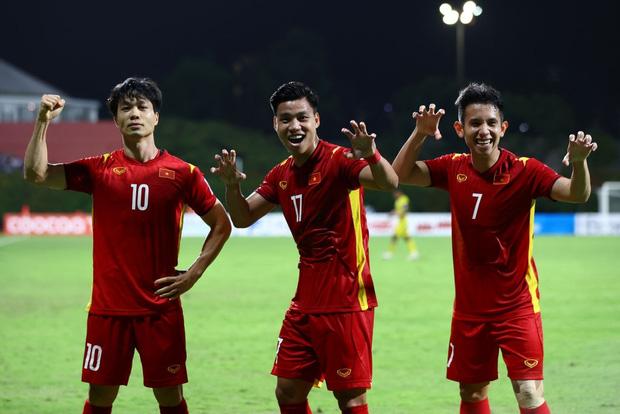 Tò mò pha mừng chiến thắng cực lạ loạt cầu thủ tuyển Việt Nam-1