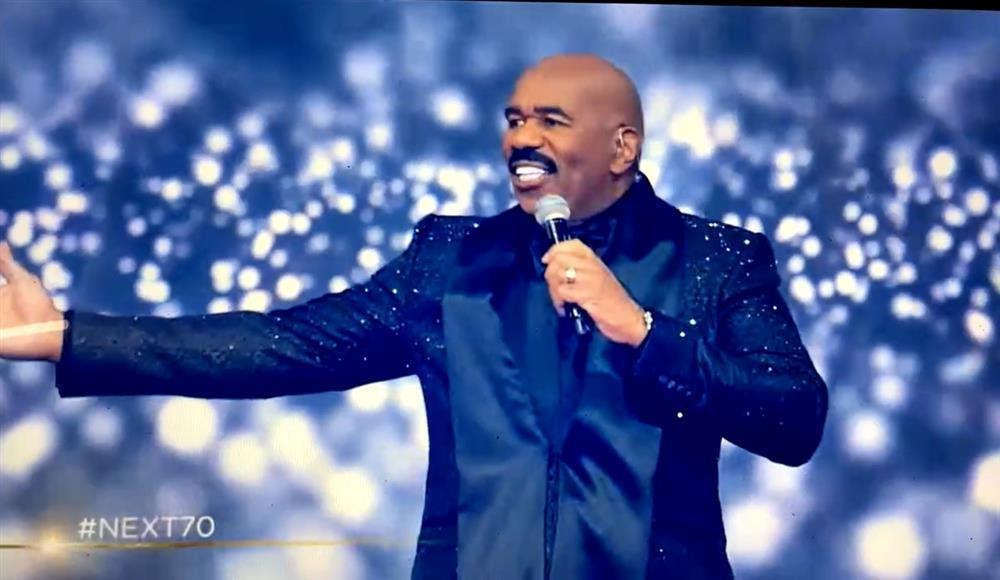 MC quen thuộc Steve Harvey xuất hiện-1