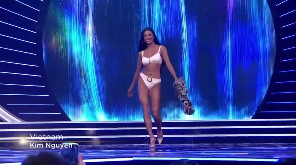 BTC Miss Universe sơ suất lớn trong phần thi bikini của Kim Duyên-1