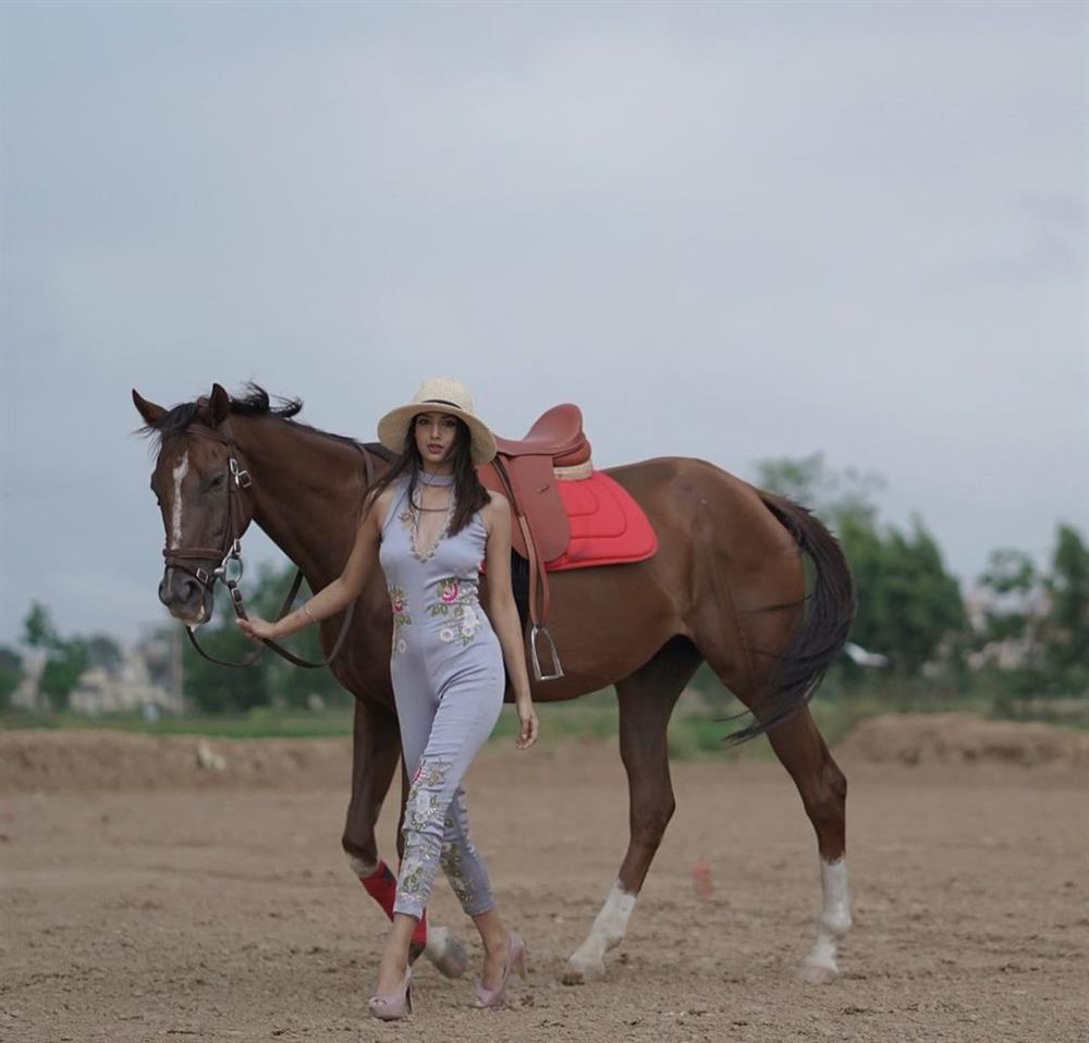 Tân Miss Universe mỗi lần diện trang phục truyền thống Ấn Độ đều gây mê-11