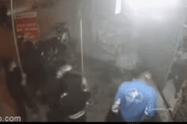 Nhóm côn đồ vác phóng lợn tràn vào nhà dân truy sát đối thủ-1