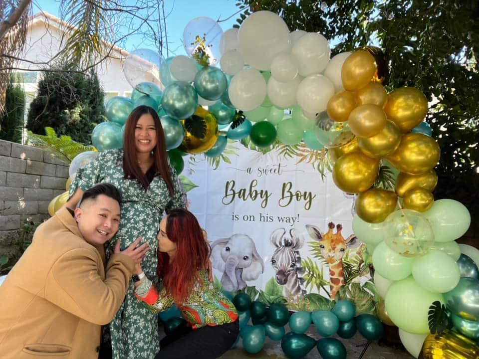 Mở đầu tin sao Việt là chia sẻ của NSND Hồng Vân khi ái nữ bầu sắp sinh: "Ở nước ngoài họ có cái lễ đầy tháng trước khi sinh em bé mình thấy hay quá. Thứ nhất là người thân và bạn bè sẽ rất dễ mua quà, thứ hai sau sinh 1 tháng, lúc đó em bé còn quá nhỏ và mẹ em bé vẫn chưa lấy lại sức khỏe, vóc dáng nên sẽ rất mệt và không tự tin khi tiếp khách… Còn trước khi sinh thì mẹ bé đang rất hưng phấn và yêu đời".