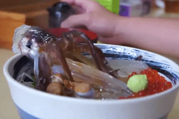 Gái đảm rán cá giật tưng tưng khiến dân mạng nhảy thon thót-2